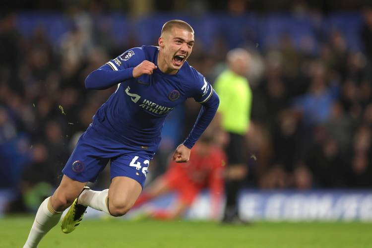 巴萨赛前发小白当年绝杀照，切尔西赛后用埃斯特旺破门照回应（巴萨赛前晒小白绝杀旧照，切尔西赛后以埃斯特旺进球照回敬）