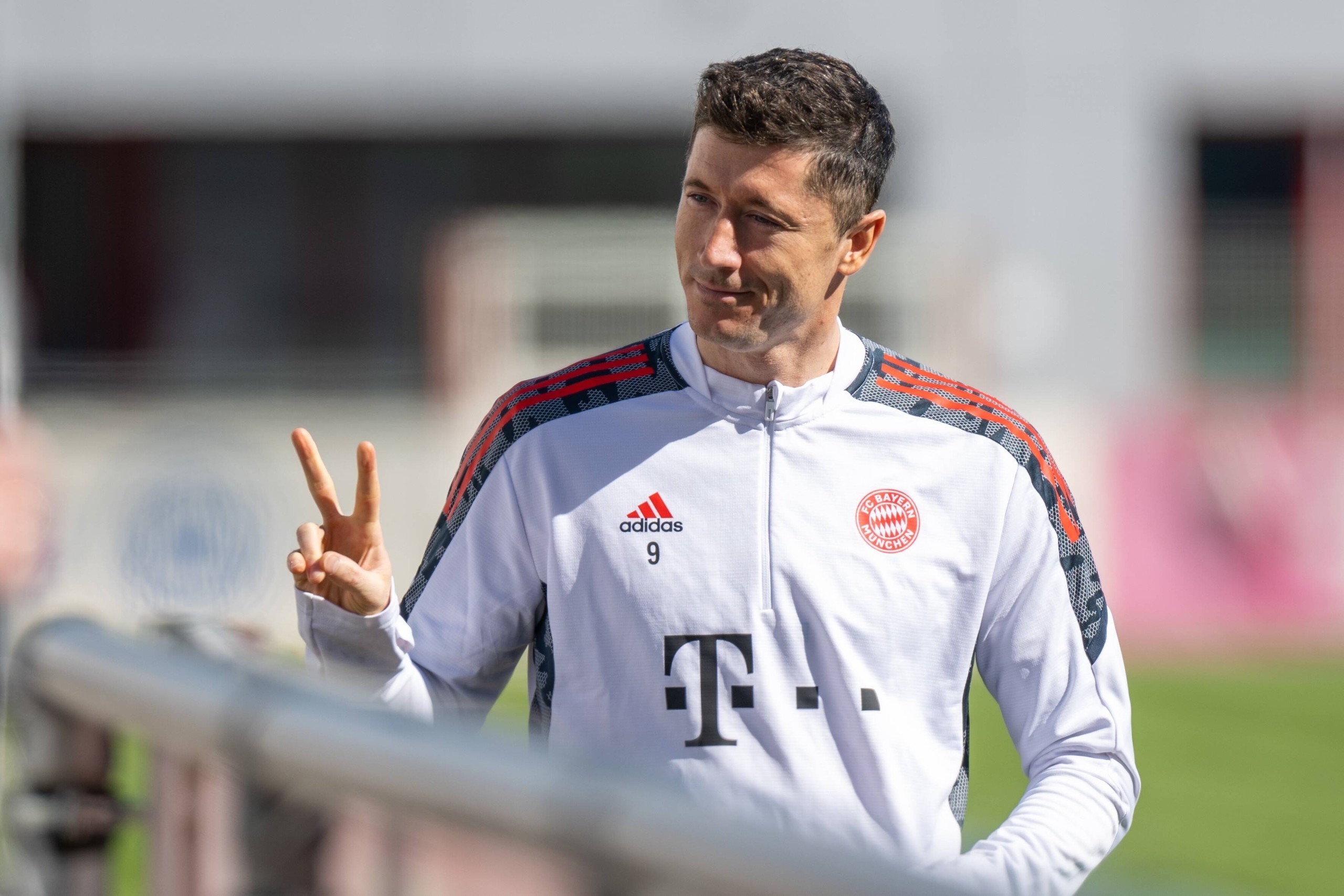 湖人浓眉哥篮下统治球队获胜（浓眉哥内线制霸，湖人取胜）