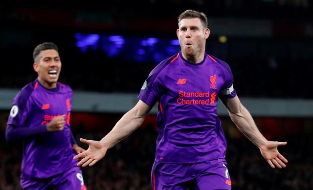 曼联4-1击败狼队，升至英超第六；米兰3-2战胜都灵，登顶积分榜。（曼联4-1胜狼队升至英超第六，米兰3-2力克都灵登上榜首）