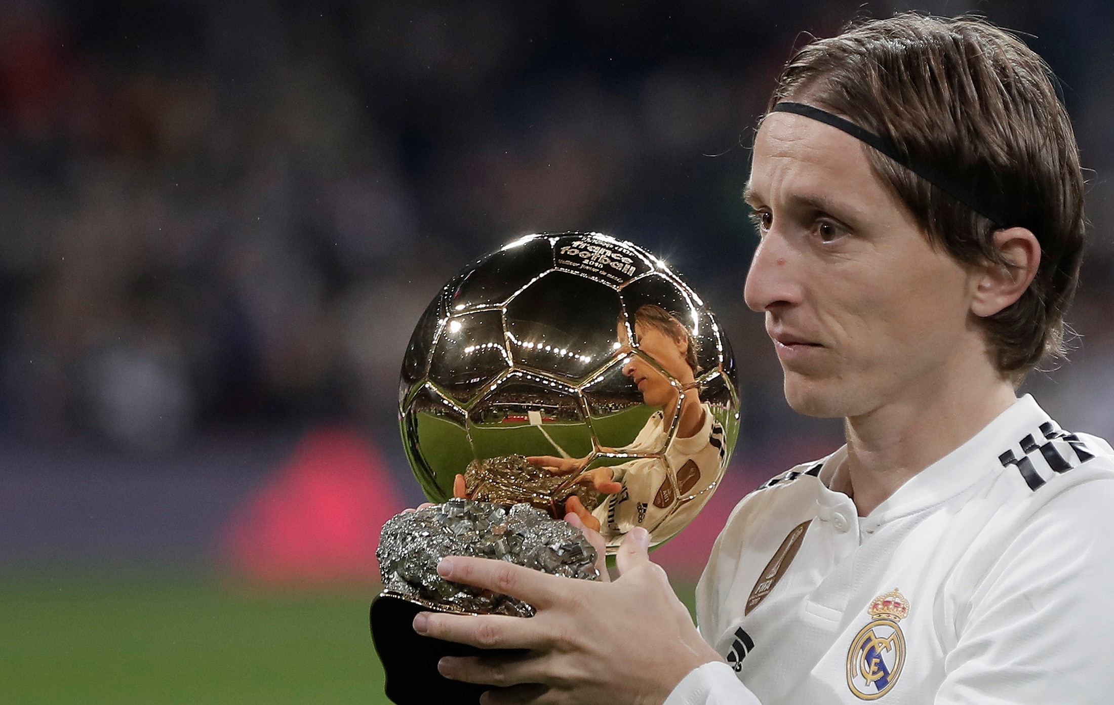 希腊媒：曼联与皇马已经报价奥林匹亚科斯18岁中场穆扎基蒂斯（希腊媒体称曼联与皇马已就奥林匹亚科斯18岁中场穆扎基蒂斯提出报价）