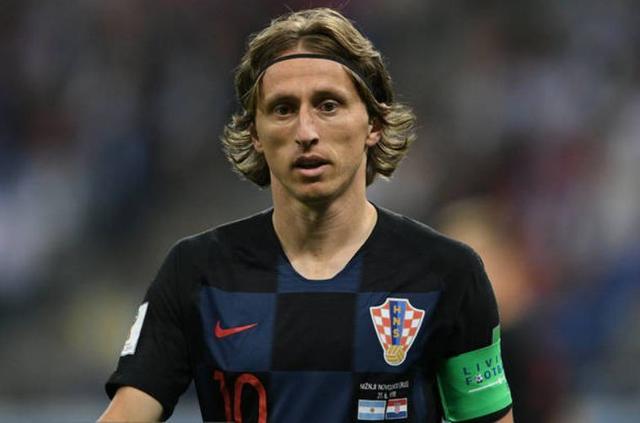 惊天争议！西班牙人1-0巴列卡诺，裁判两红牌+点球引爆全场！（判罚风暴来袭！西班牙人1-0巴列卡诺，两红牌加点球点燃全场争议）